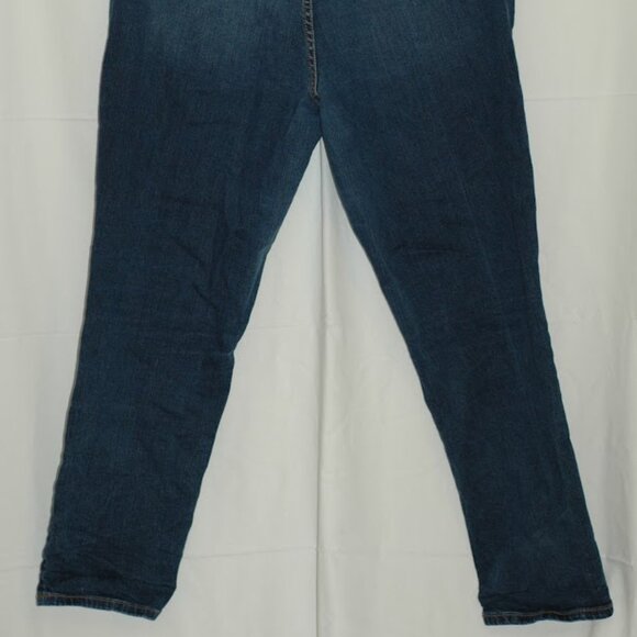 Torrid Boyfriend Jeans – Flaw - Medium Wash Stretch Denim Cropped Plus Size 18 - Picture 9 of 16